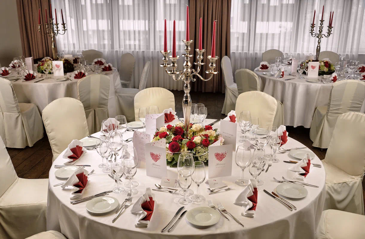 Neo_Hotel_Hochzeit_Tafel_rund_Neo 1