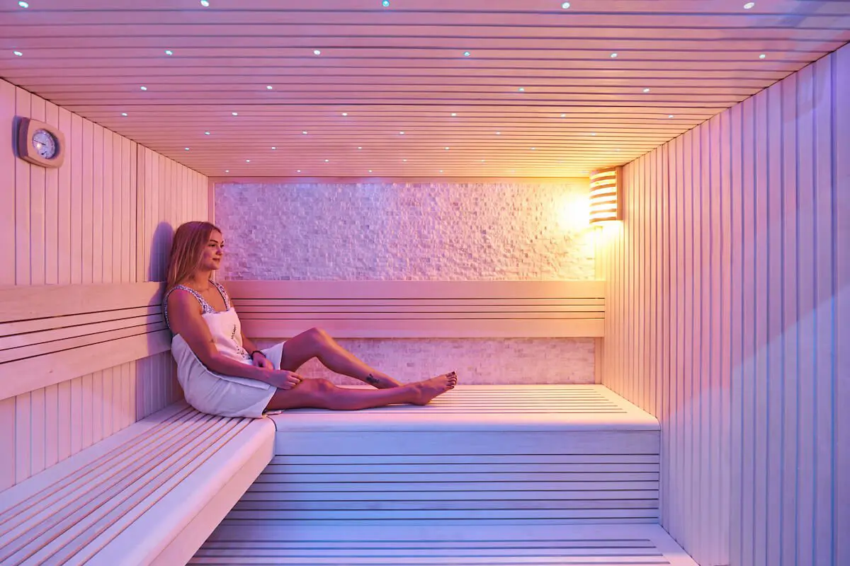 Neo_Hotel_Wellness_Sauna_Jana_sitzend